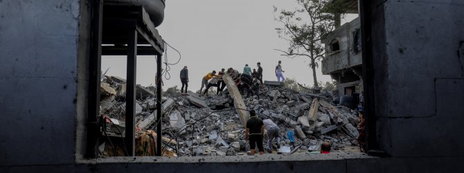 Palestinians search a house after an Israeli air strike, in the city of Rafah, southern of the Gaza Strip, on October 15 2023.