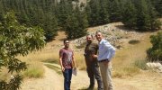 كمال قاقيش أحد باحثو معهد وانا، يقدم مشروع في أحد مواقع الحمى بالإضافة الى محمية   أرز الشوف في لبنان.